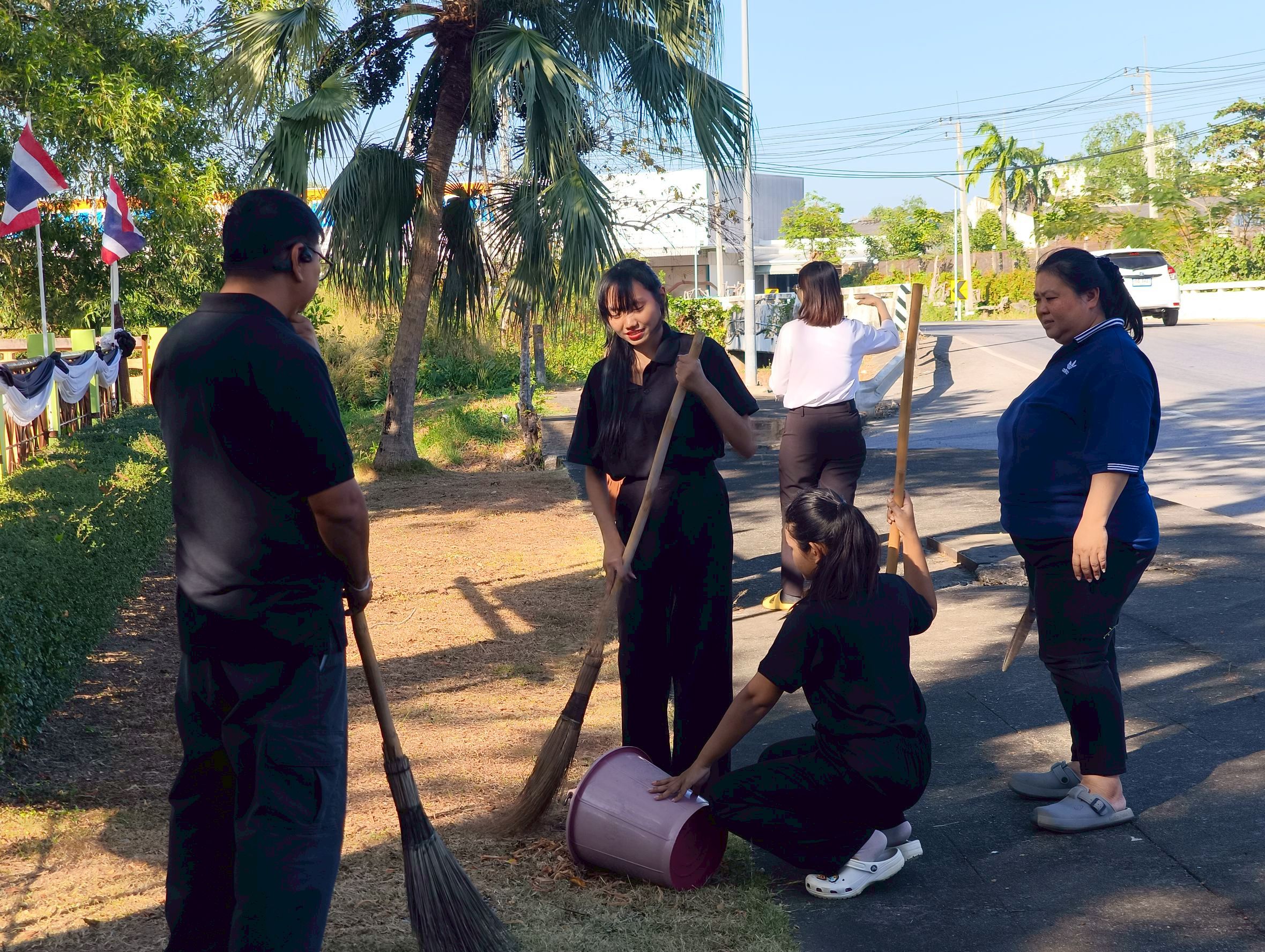 title - ส.ป.ก. จันทบุรี จัดกิจกรรมจิตอาสาบำเพ็ญสาธารณประโยชน์และบำเพ็ญสาธารณกุศล เนื่องในวันคล้ายวันพระบรมราชสมภพ พระบาทสมเด็จพระบรมชนกาธิเบศร มหาภูมิพลอดุลยเดชมหาราช บรมนาถบพิตร และวันพ่อแห่งชาติ 5 ธันวาคม 2568 และกิจกรรมรวมพลังแห่งความภักดี